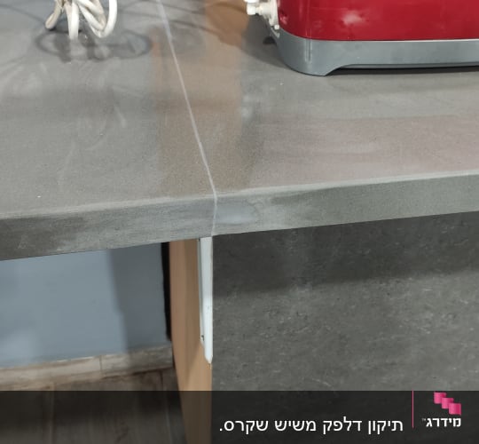 שיש אפור עם מכשיר אדום וכבלים